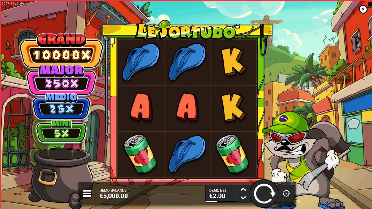 Smokey si rakun dalam permainan slot Le Sortudo dengan latar belakang jalanan Brasil yang meriah
